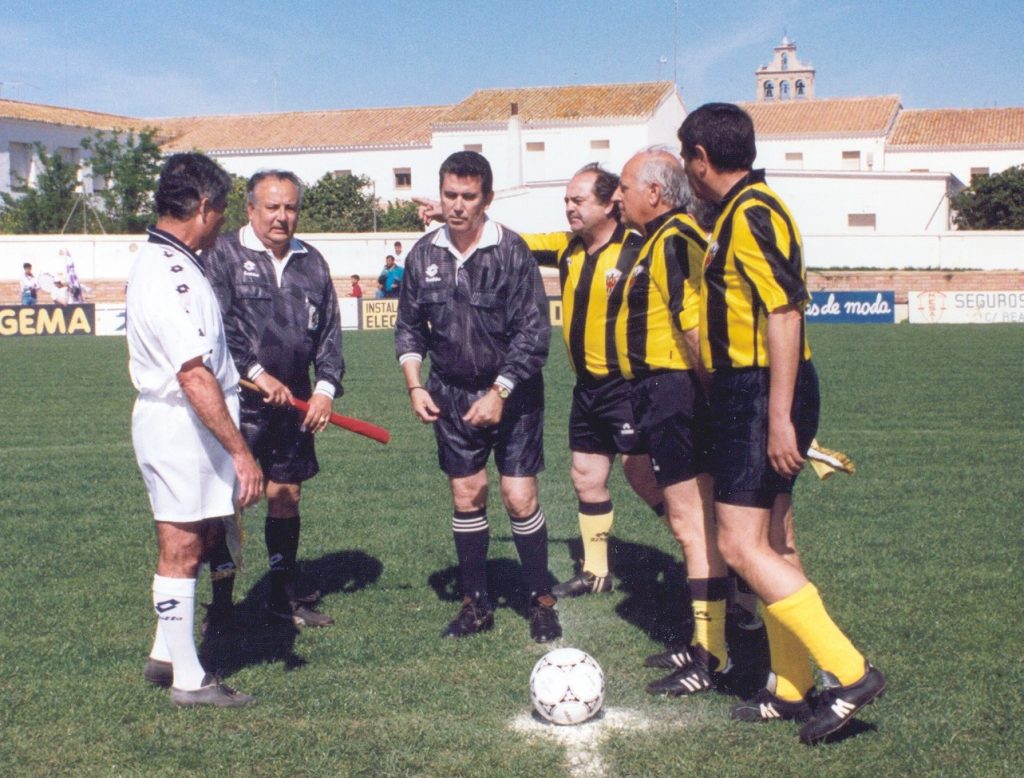 Jugadores veteranos del Real Madrid en su visita histórica a Lepe en 1994