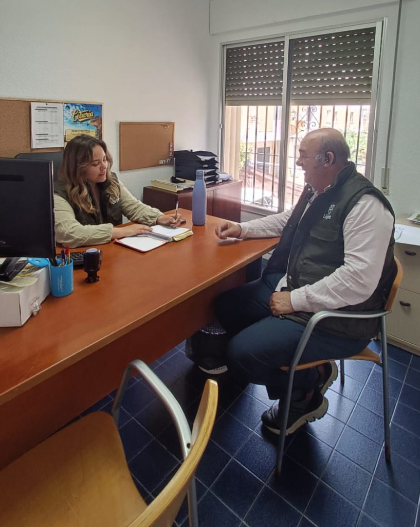 técnico de bienestar animal en Lepe en labores de rescate