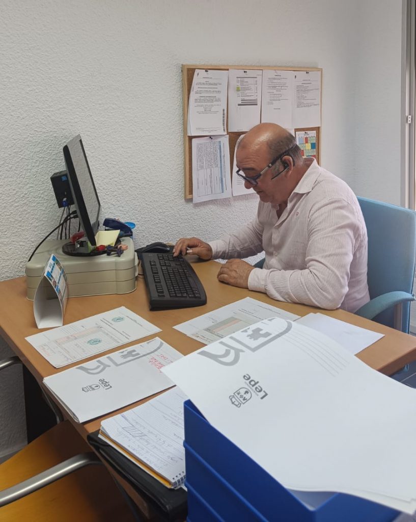 técnico de bienestar animal en Lepe en labores de rescate