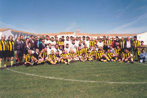 Jugadores veteranos del Real Madrid en su visita histórica a Lepe en 1994