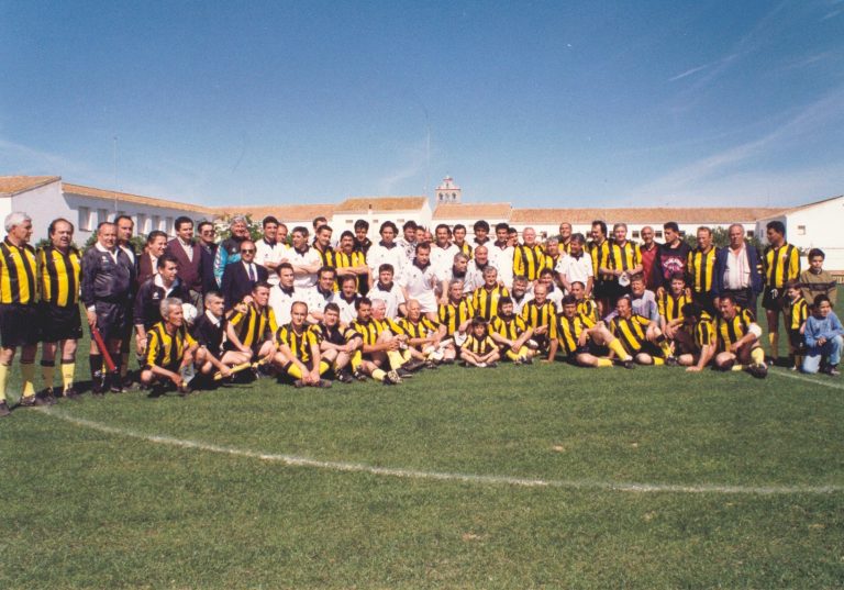 Jugadores veteranos del Real Madrid en su visita histórica a Lepe en 1994