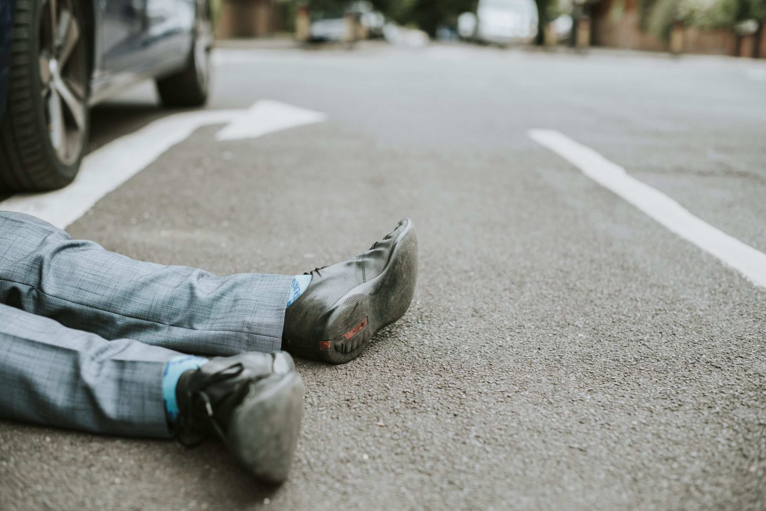 Descubre cuándo puedes reclamar una indemnización por caída en la vía pública, cuáles son las causas más comunes y qué hacer si sufres un accidente