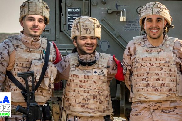 Jóvenes haciendo instrucción del Servicio Militar Local en Lepe