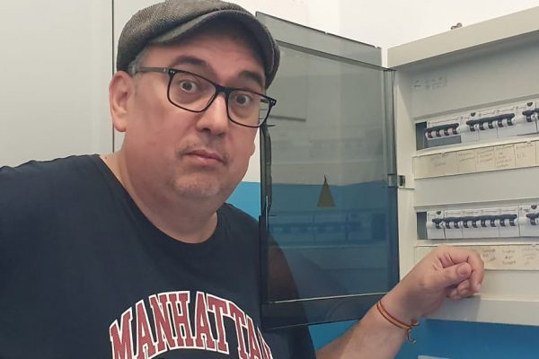 Un vecino de Lepe se lleva una semana sin luz tras el apagón porque se le olvida subir los “plomillos” luz lepe